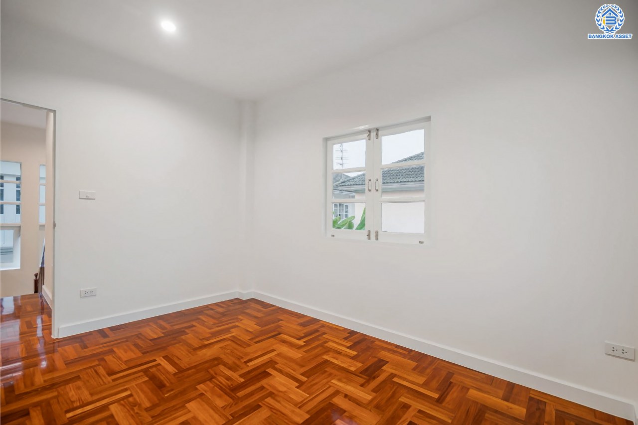 บ้านมือสองตกแต่งใหม่ โครงการ ราชพฤกษ์ บางบอน4 ตกแต่งหรูหรา เนื้อที่ 100.5 ตร.ว. ฟังก์ชัน 3 ห้องนอน 3 ห้องน้ำ จอดรถได้ 2 คัน พื้นที่ใช้สอย 343.94 ตร.ม. บนทำเลศักยภาพ เชื่อมต่อหลายเส้นทาง ใกล้เดอะมอลล์บางแค จุดขึ้นทางด่วน "พระราม2" และรถไฟฟ้าสายสีน้ำเงิน "สถานีหลักสอง"